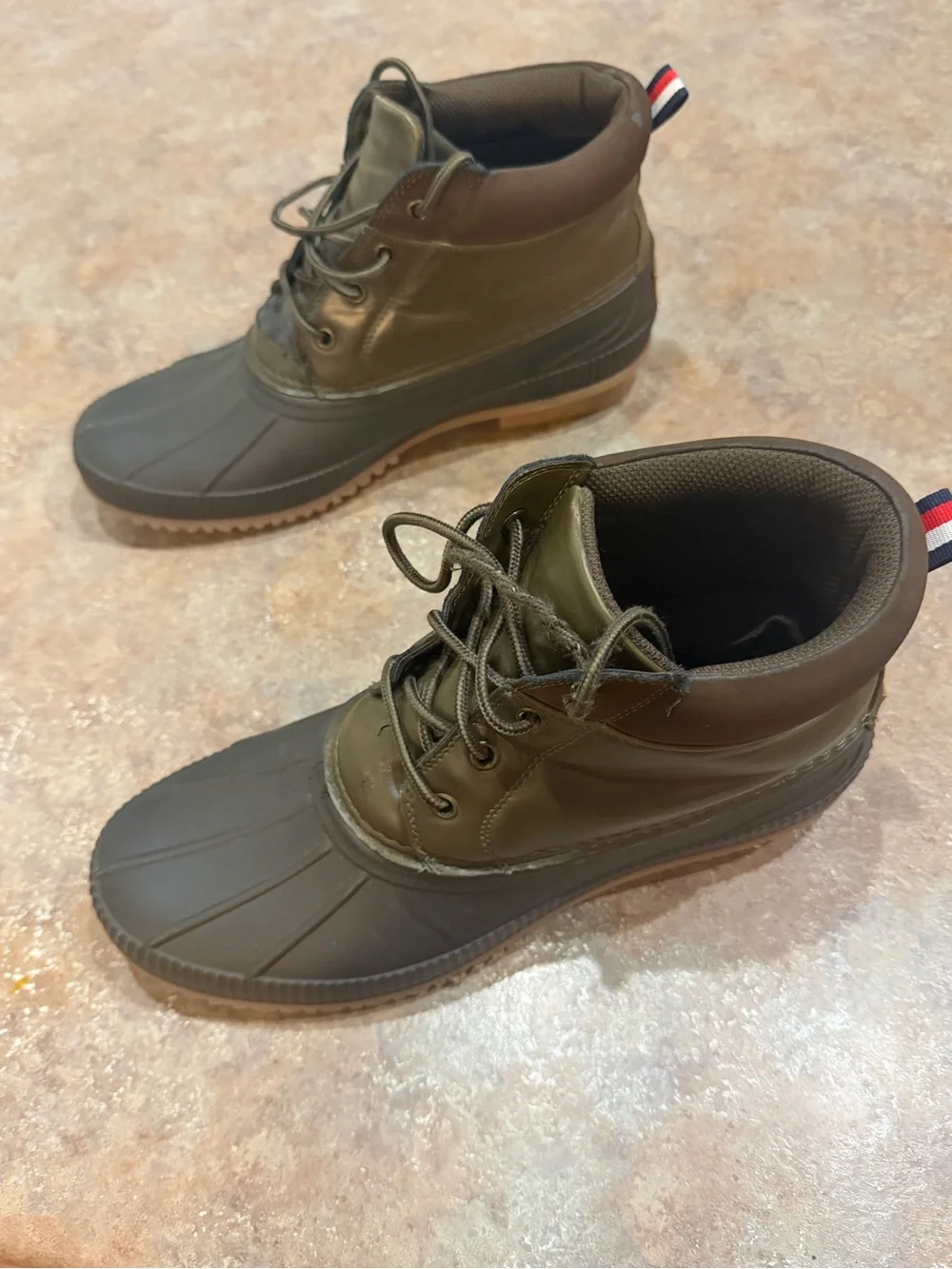 Tommy Hilfiger Men's Waterproof Duck Boots. Size 11. Tongue is flaking off.